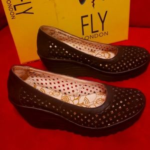 Fly London Yikafly perforated wedge blk